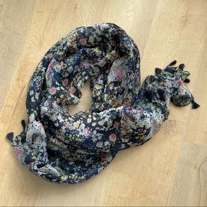 💗 NWT Flower Pattern Scarf with Tassels